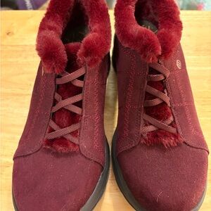 BZEES ladies Golly style booties 9M faux fur faux lace-ups wine color non slip